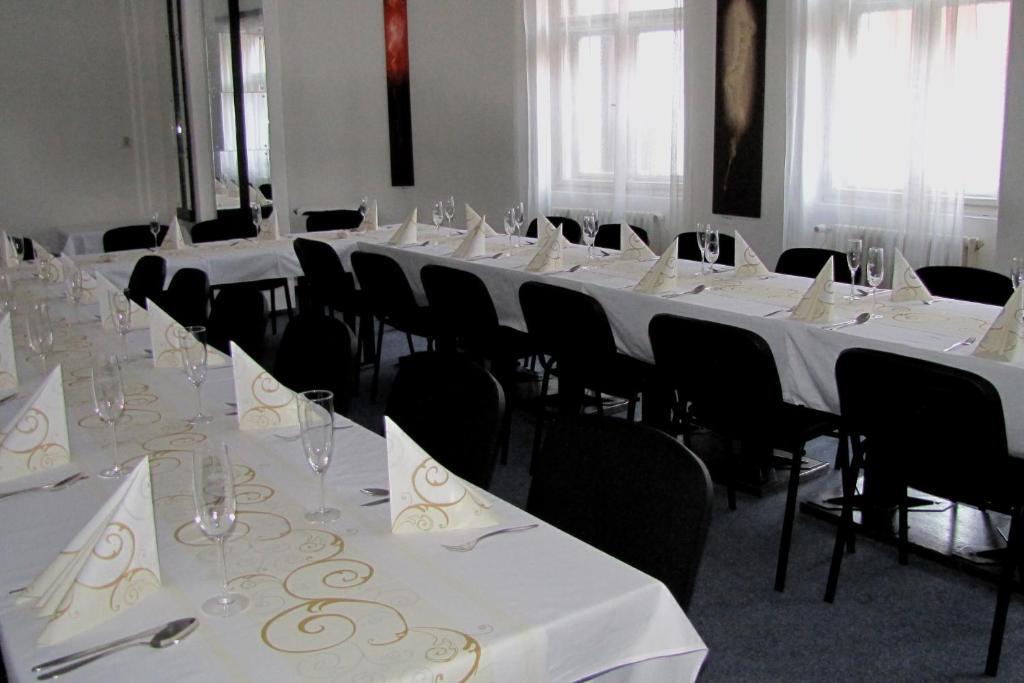 Hotel Posta Benesov  Kültér fotó
